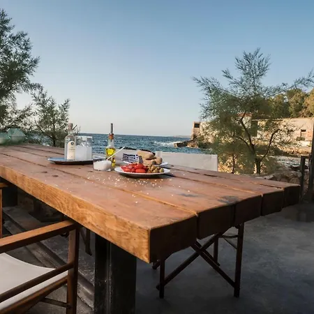 Будинок відпочинку Kito- Transformed House On The Water's Edge *