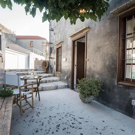 Будинок відпочинку Kito- Transformed House On The Water's Edge