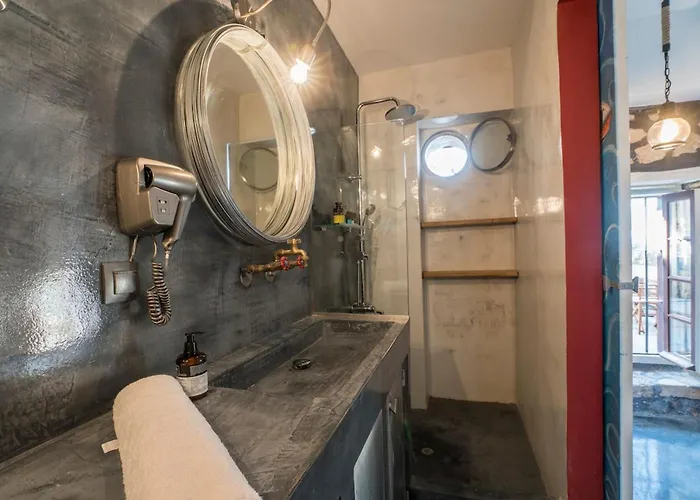 Kito- Transformed House On The Water's Edge Nyaraló